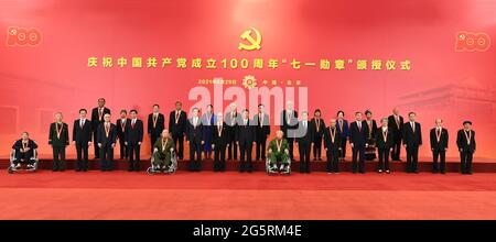 Pechino, Cina. 29 Giugno 2021. Il presidente cinese Xi Jinping, segretario generale del Comitato Centrale del Partito Comunista Cinese (CPC) e presidente della Commissione militare Centrale, E altri leader pongono per una foto di gruppo con i destinatari della Medaglia del 1 luglio, il più alto onore del Partito, alla Grande Sala del Popolo a Pechino, capitale della Cina, 29 giugno 2021. La cerimonia di premiazione della Medaglia del 1° luglio si è tenuta martedì mattina presso la Grande Sala del Popolo di Pechino. Credit: Xie Huanchi/Xinhua/Alamy Live News Foto Stock