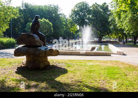 Statua di Geza Gyoni e fontana in piscina, Deak ter, Sopron, Ungheria Foto Stock