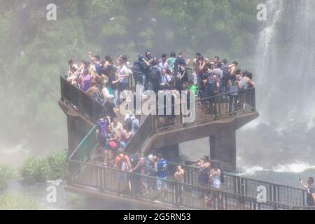 IGUACU, BRASILE - 5 FEBBRAIO 2015: I turisti ammirano le cascate di Iguacu (Iguazu) su un confine tra Brasile e Argentina Foto Stock