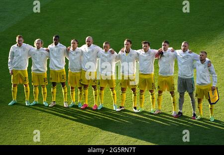 Dejan Kulusevski (a sinistra), Emil Forsberg, Alexander Isak, Kristoffer Olsson, Marcus Danielson, Ludwig Augustinsson, Albin Ekdal, Victor Lindelof, Mikael Lustig, portiere Robin Olsen e Sebastian Larsson prima del calcio d'inizio durante la partita UEFA Euro 2020 del 16 a Hampden Park, Glasgow. Data immagine: Martedì 29 giugno 2021. Foto Stock