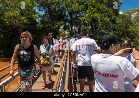 IGUAZU, ARGENTINA - 6 FEBBRAIO 2015: I turisti ammirano le cascate di Iguacu (Iguazu) su un confine tra Brasile e Argentina Foto Stock