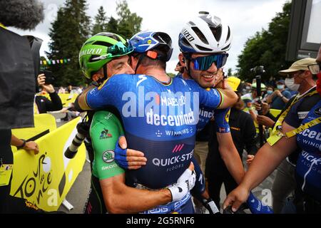 Francia, Fougeres, Redon, 29/06/2021, Tour de France 2021, fase 4, Redon a Fougeres. Mark Cavendish del grande briziano e i compagni di squadra, tra cui Julian Alaphilippe, leader della categoria punti, festeggiano sul traguardo dopo aver vinto il palco in un finale sprint. Foto Stock