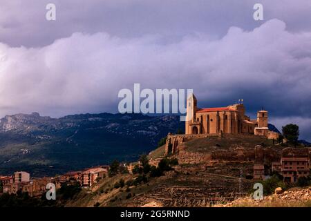 Il villaggio di Rioja San Vicente de la Sonsierra costruito sulla cima di una collina dove un castello e due chiese rimangono vigili. Qui si produce il vino Rioja. Foto Stock