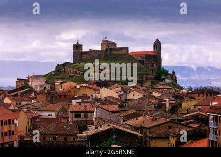 Il villaggio di Rioja San Vicente de la Sonsierra costruito sulla cima di una collina dove un castello e due chiese rimangono vigili. Qui si produce il vino Rioja. Foto Stock