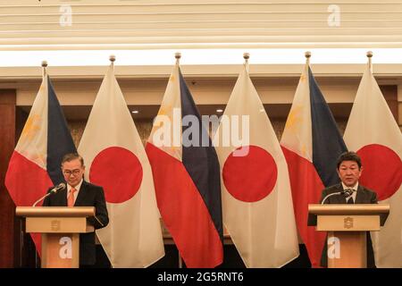 Il Segretario agli Affari Esteri filippino Teodoro Locsin Jr., partito, e il suo omologo giapponese Toshimitsu Motegi partecipano ad un incontro bilaterale a Manila, Filippine. Foto Stock