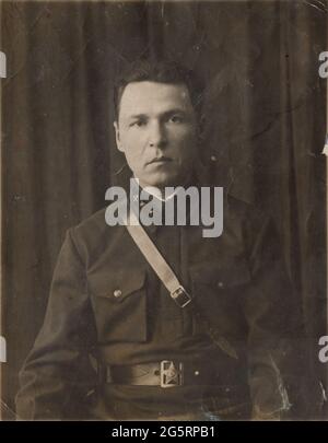 URSS - CIRCA 1941: Foto scattata in URSS, ritratto di un tenente ufficiale delle truppe ferroviarie dell'Armata Rossa. Foto Stock