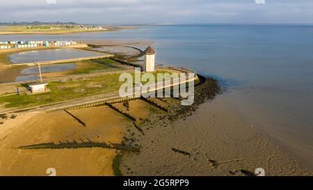 Torre faro di Brightlingsea al tramonto con splendida luce speciale giornata sul mare, Essex, Inghilterra, Regno Unito Foto Stock