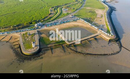 Torre faro di Brightlingsea al tramonto con splendida luce speciale giornata sul mare, Essex, Inghilterra, Regno Unito Foto Stock