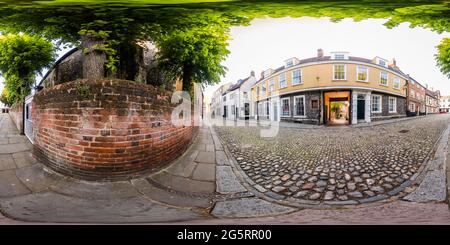 Visualizzazione panoramica a 360 gradi di Norwich, Norfolk, Regno Unito – Giugno 2021. Panoramica completamente sferica senza giunture con angolo di 360 gradi di Elm Hill, Norwich