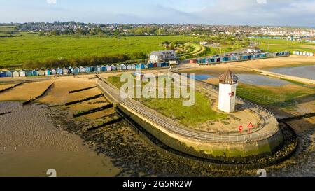 Torre faro di Brightlingsea al tramonto con splendida luce speciale giornata sul mare, Essex, Inghilterra, Regno Unito Foto Stock