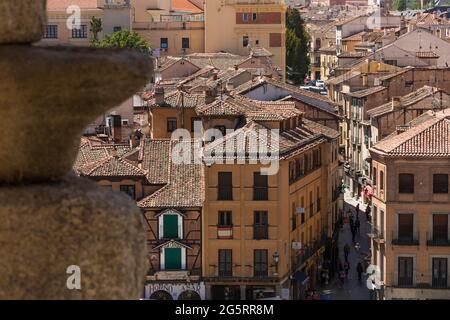 Segovia, Spagna - 2 giugno 2021: Vista generale dall'Acquedotto di Segovia, delle case tradizionali nella via centrale di San Francisco Foto Stock