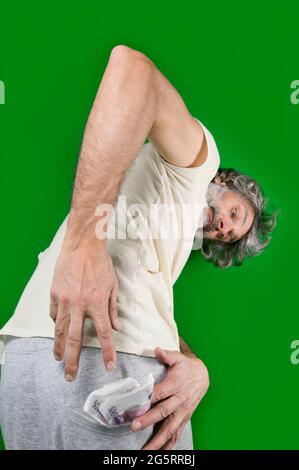 Uomo maturo con un sacco di banconote in euro, sentirsi povero Foto Stock