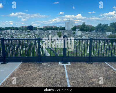 Washington Cemetery visto dal treno F a Bay Parkway, Brooklyn, New York. Foto Stock