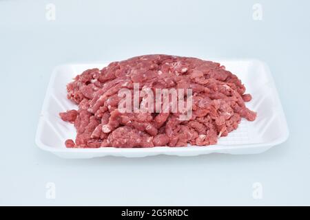 carni fresche di agnello disossate cubetti tritati in piastra, pezzi grezzi di montone non cotti closeup, macellaio tagliato Foto Stock