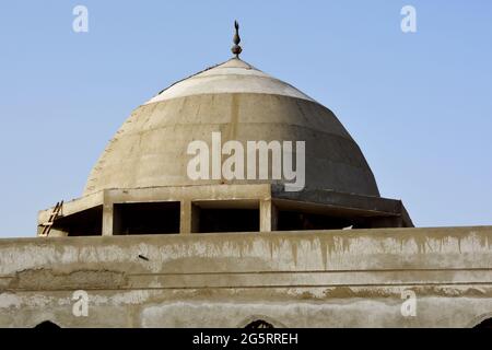 Una nuova moschea in costruzione contro il cielo azzurro soleggiato con il minareto moschea circondato da impalcature di legno e la cupola Foto Stock