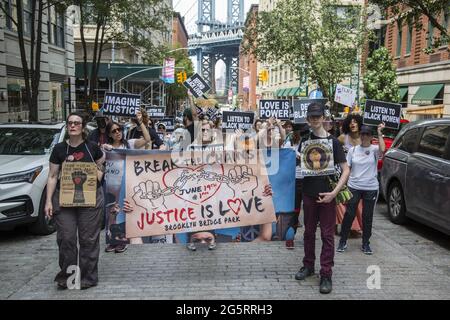 'Break the Chains - Justice is Love'March for Unity preparandosi a marzo attraverso il ponte di Brooklyn al Municipio di Manhattan il 17 giugno 2021 la prima festa ufficiale nazionale del giugno negli Stati Uniti che segna l'abolizione dalla schiavitù nel paese. Foto Stock