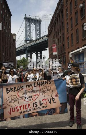 'Break the Chains Justice is Love'March for Unity preparandosi a marzo attraverso il ponte di Brooklyn al municipio di Manhattan il 17 giugno 2021 la prima festa nazionale ufficiale del giugno negli Stati Uniti che segna l'abolizione dalla schiavitù nel paese. Foto Stock