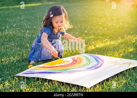 La bionda bambina di 2 anni, seduta a tavola con matite colorate Foto stock  - Alamy