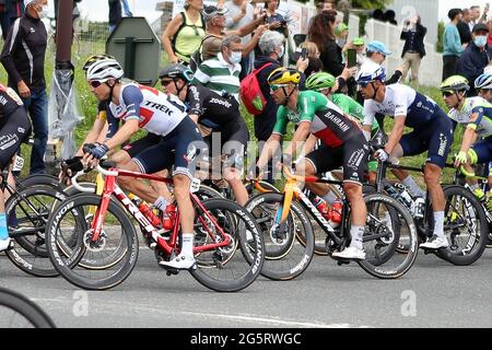 Redon, Fougeres, Francia, 29/06/2021, Bauke Mollema di Trek-Segafredo e Sonny Colbrelli del Bahrain-vittorioso durante il Tour de France 2021, gara ciclistica fase 4, Redon - Fougeres (150,4 km) il 29 giugno 2021 a Fougeres, Francia - Foto Laurent Lairys / DPPI Foto Stock