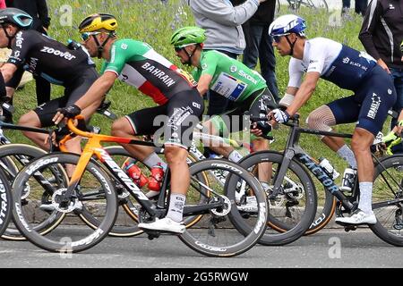 Redon, Fougeres, Francia, 29/06/2021, Julian Alaphilippe di Deceuninck-Quick Step, Sonny Colbrelli del Bahrain-vittorioso durante il Tour de France 2021, gara ciclistica fase 4, Redon - Fougeres (150,4 km) il 29 giugno 2021 a Fougeres, Francia - Foto Laurent Lairys / DPPI Foto Stock