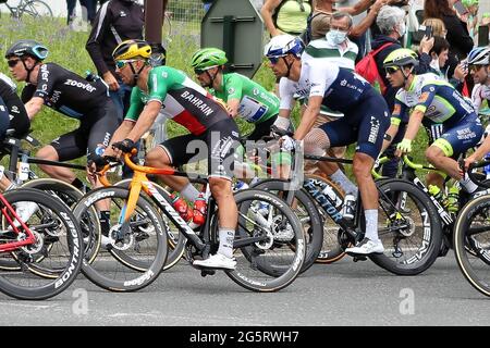 Redon, Fougeres, Francia, 29/06/2021, Julian Alaphilippe di Deceuninck-Quick Step, Sonny Colbrelli del Bahrain-vittorioso durante il Tour de France 2021, gara ciclistica fase 4, Redon - Fougeres (150,4 km) il 29 giugno 2021 a Fougeres, Francia - Foto Laurent Lairys / DPPI Foto Stock