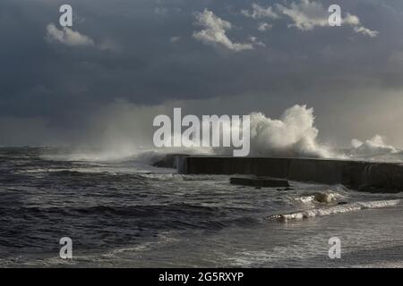 Ave bocca del fiume prima della tempesta e pioggia in serata, Vila do Conde, a nord di Portuga. Foto Stock