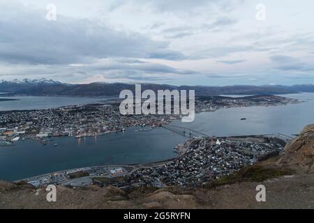 Vista di Tromso dal Monte Stormsteinen in Norvegia Foto Stock