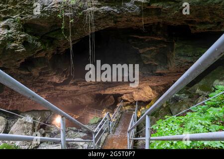 La grotta di Sarikaya, situata a Duzce, Turchia, offre una splendida vista con formazioni naturali, stalattiti e stalagmiti. Foto Stock