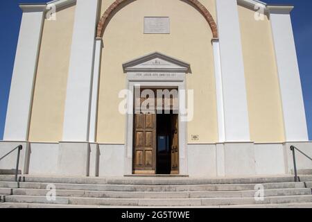 Istria, Croazia - Muro di fronte e ingresso alla chiesa parrocchiale di San Martino nella città costiera di Vrsar Foto Stock