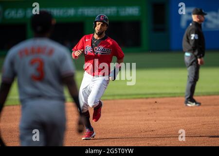 Gli Indiani di Cleveland hanno lasciato il fielder Eddie Rosario (9) corre le basi durante una partita di stagione regolare di MLB contro gli Orioles di Baltimora, martedì 15 giugno 202 Foto Stock