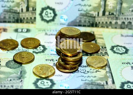 Egiziano 50 cinquanta pirati banconote e monete sfondo, lato opposto delle 50 pirati banconote ha un'immagine di al-Azhar moschea, Foto Stock