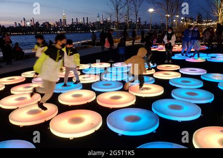 Art installation in Domino Park a Williamsburg, Brooklyn 2021--- creato dal nuovo artista mediatico Jen Lewin, il pezzo interattivo si chiama Reflect. Taki Foto Stock