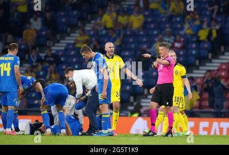 Il svedese Marcus Danielson (centro) reagisce dopo essere stato inviato dall'arbitro Daniele Orsato durante il round UEFA Euro 2020 della partita 16 a Hampden Park, Glasgow. Data immagine: Martedì 29 giugno 2021. Foto Stock