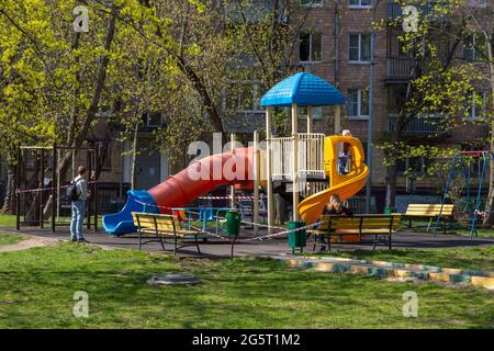 Mosca, Russia, 3 maggio 2020. Il parco giochi per bambini è chiuso durante la quarantena globale per il virus covid-19 Foto Stock