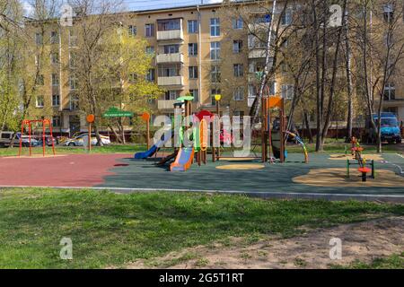 Mosca, Russia, 3 maggio 2020. Il parco giochi per bambini è chiuso durante la quarantena globale per il virus covid-19 Foto Stock