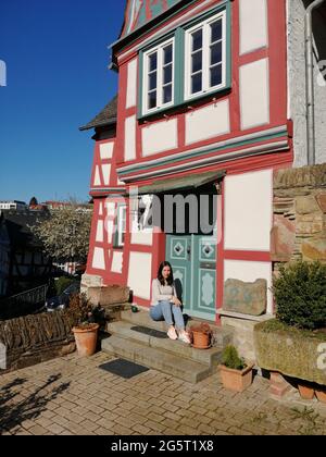 Bella casa a graticcio nel centro storico di Idstein, Germania. schönes buntes Fachwerkhaus in der historischen Altstadt von Idstein, Hessen. Foto Stock