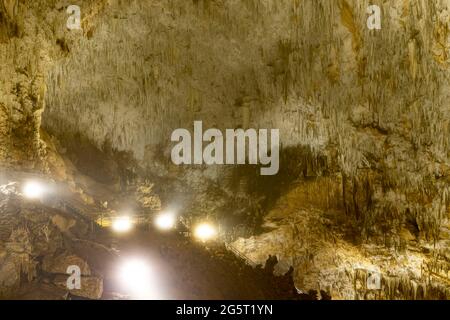 La grotta di Sarikaya, situata a Duzce, Turchia, offre una splendida vista con formazioni naturali, stalattiti e stalagmiti. Foto Stock