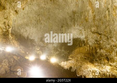La grotta di Sarikaya, situata a Duzce, Turchia, offre una splendida vista con formazioni naturali, stalattiti e stalagmiti. Foto Stock