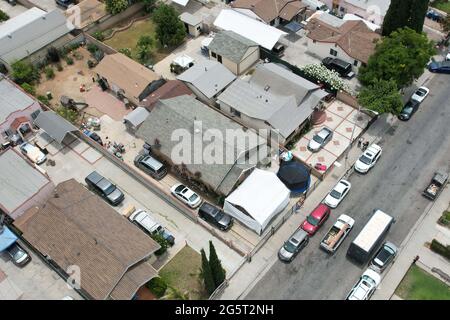 Una vista aerea di una residenza dove tre bambini sono stati trovati morti in una camera da letto in una residenza sul blocco 600 di S. Ferris Ave. A Los Angeles Est Foto Stock