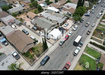 Una vista aerea di una residenza dove tre bambini sono stati trovati morti in una camera da letto in una residenza sul blocco 600 di S. Ferris Ave. A Los Angeles Est Foto Stock