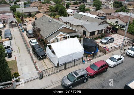 Una vista aerea di una residenza dove tre bambini sono stati trovati morti in una camera da letto in una residenza sul blocco 600 di S. Ferris Ave. A Los Angeles Est Foto Stock