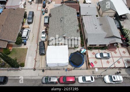 Una vista aerea di una residenza dove tre bambini sono stati trovati morti in una camera da letto in una residenza sul blocco 600 di S. Ferris Ave. A Los Angeles Est Foto Stock