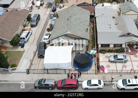 Una vista aerea di una residenza dove tre bambini sono stati trovati morti in una camera da letto in una residenza sul blocco 600 di S. Ferris Ave. A Los Angeles Est Foto Stock