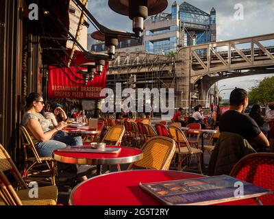 Parigi, Francia, maggio 2021. Ristoranti a Parigi aperti a turisti e parigini, sedie rosse, vista sulle strade di Parigi. Tempi della pandemia Foto Stock