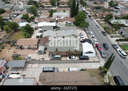 Una vista aerea di una residenza dove tre bambini sono stati trovati morti in una camera da letto in una residenza sul blocco 600 di S. Ferris Ave. A Los Angeles Est Foto Stock