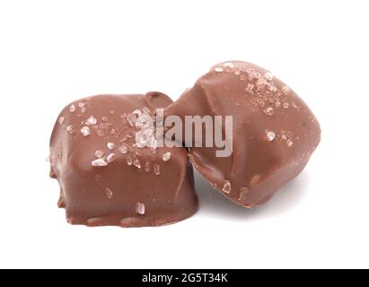 Pezzo di caramello salato coperto di cioccolato con sale spruzzato sopra Foto Stock