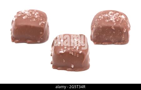 Pezzo di caramello salato coperto di cioccolato con sale spruzzato sopra Foto Stock