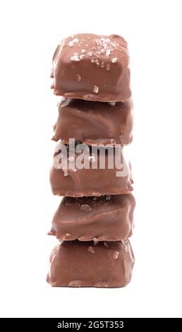 Pezzo di caramello salato coperto di cioccolato con sale spruzzato sopra Foto Stock