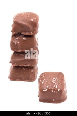 Pezzo di caramello salato coperto di cioccolato con sale spruzzato sopra Foto Stock