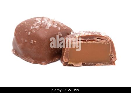 Pezzo di caramello salato coperto di cioccolato con sale spruzzato sopra Foto Stock